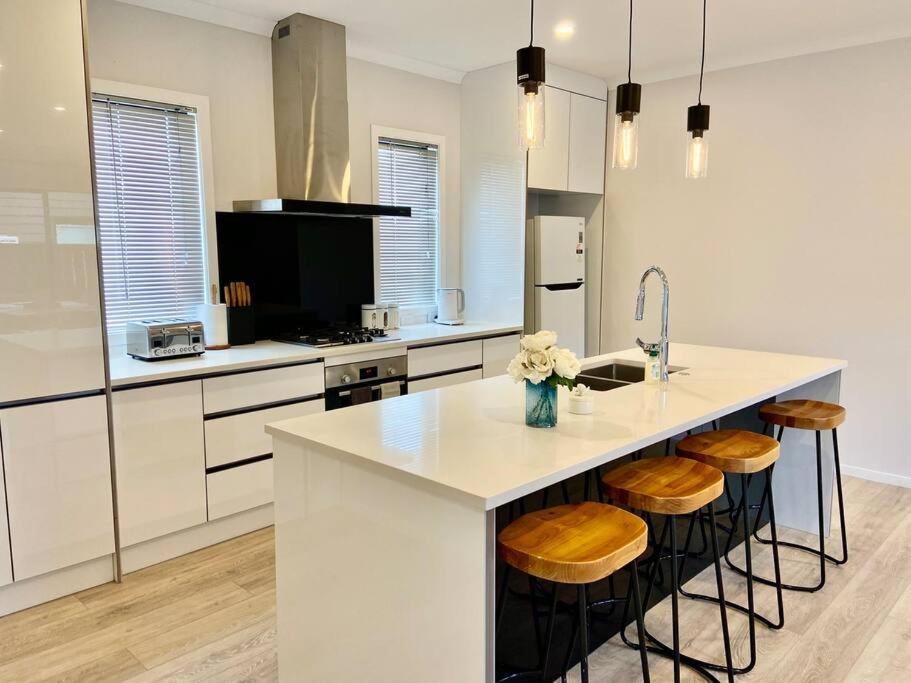 Morden Spacious New House Hamilton Extérieur photo