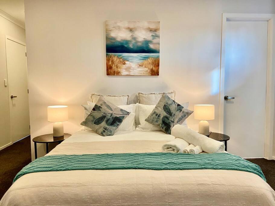 Morden Spacious New House Hamilton Extérieur photo