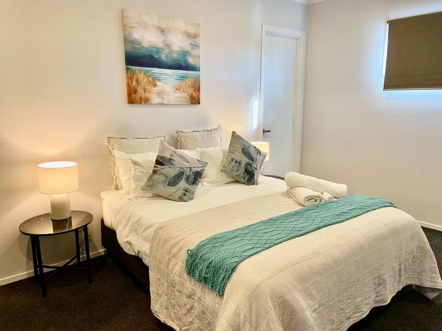 Morden Spacious New House Hamilton Extérieur photo