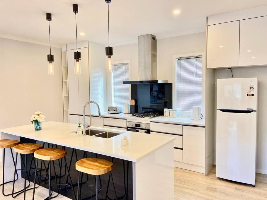 Morden Spacious New House Hamilton Extérieur photo