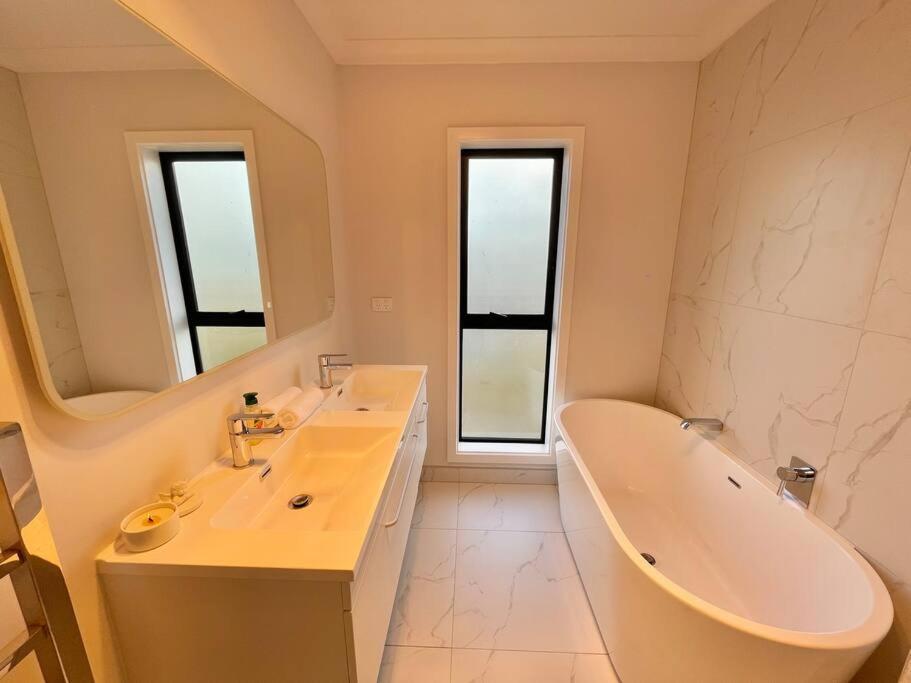 Morden Spacious New House Hamilton Extérieur photo