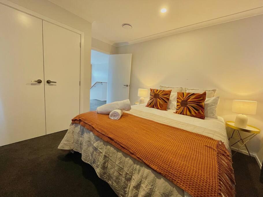 Morden Spacious New House Hamilton Extérieur photo