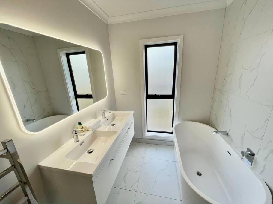 Morden Spacious New House Hamilton Extérieur photo