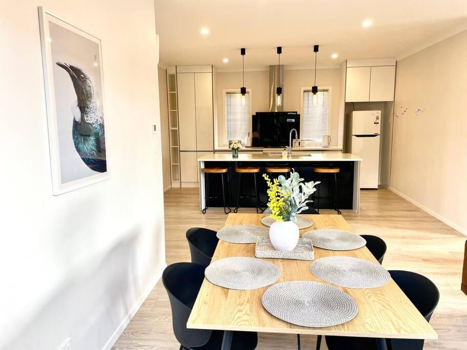 Morden Spacious New House Hamilton Extérieur photo